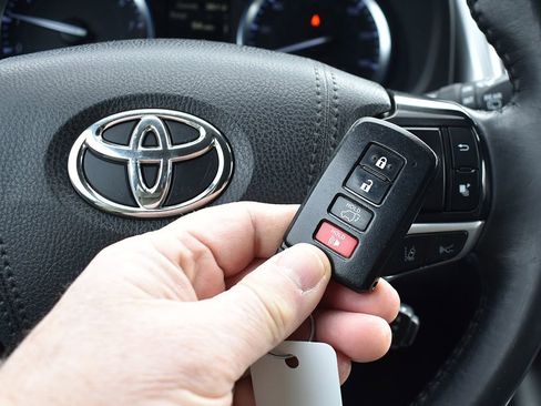 Used 2019 Toyota Highlander Limited image 11