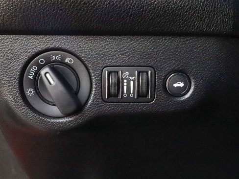 Used 2019 Dodge Challenger SXT image 15