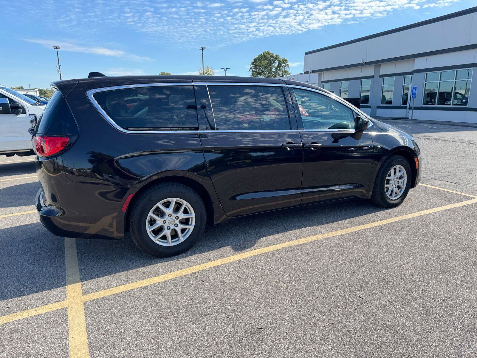 Used 2017 Chrysler Pacifica Touring FWD image 6