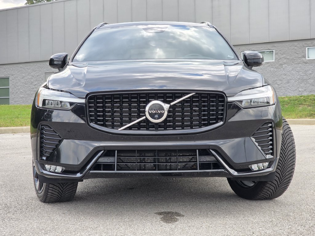 Used 2022 Volvo XC60 B6 R-Design w/ Advanced Package AWD/4WD image 3