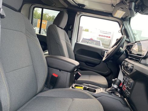 New 2025 Jeep Gladiator Sport AWD/4WD image 9