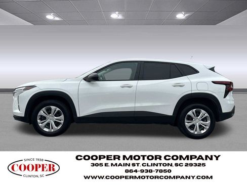 Used 2025 Chevrolet Trax LS FWD image 2