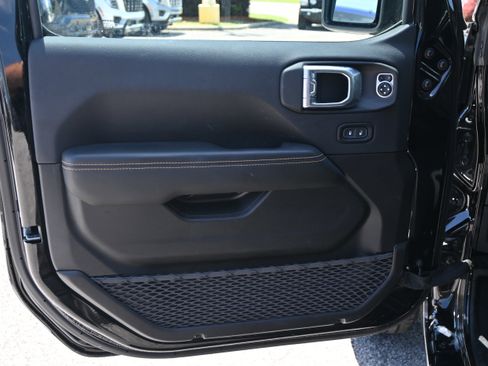 Used 2025 Jeep Wrangler Unlimited Sahara w/ Safety Group AWD/4WD image 14