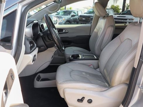 Used 2021 Chrysler Pacifica Touring-L image 19
