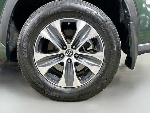 Used 2024 Toyota Highlander XLE AWD/4WD image 32