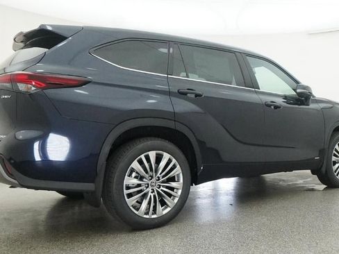 New 2026 Toyota Highlander Platinum image 25