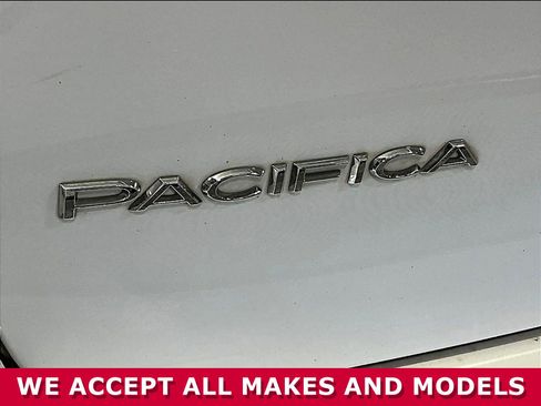 Used 2018 Chrysler Pacifica Limited w/ Tire & Wheel Group FWD image 24