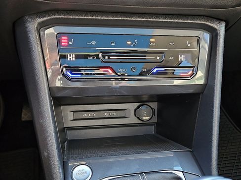 Used 2022 Volkswagen Tiguan SE w/ Panoramic Sunroof Package image 15