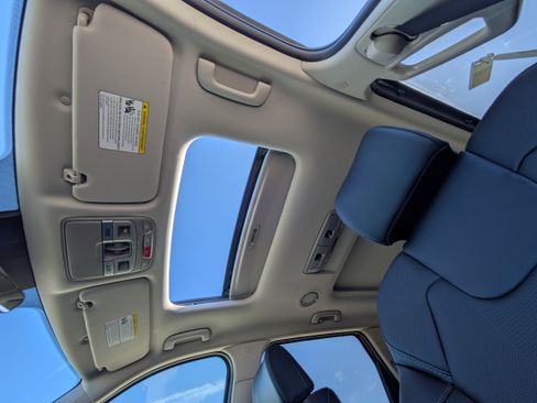 Certified 2025 Kia Telluride SX w/ SX Captain's Chair Package FWD image 37