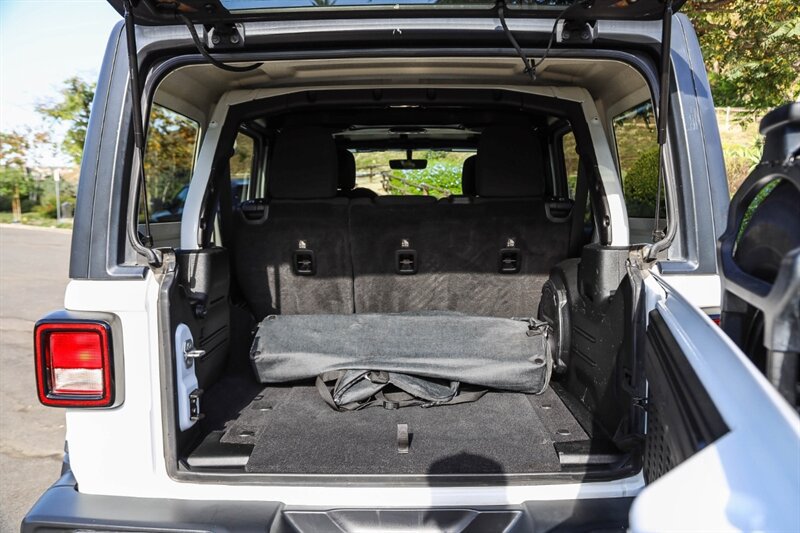 Used 2018 Jeep Wrangler Unlimited Sahara AWD/4WD image 33