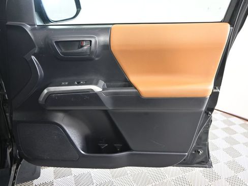 Used 2020 Toyota Tacoma SR5 AWD/4WD image 13