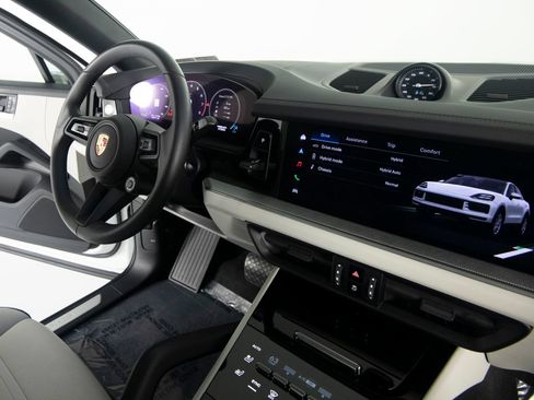 Certified 2026 Porsche Cayenne E-Hybrid Coupe AWD/4WD image 33