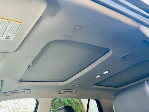 Used 2021 Chevrolet Traverse LT w/ LT Premium Package image 22