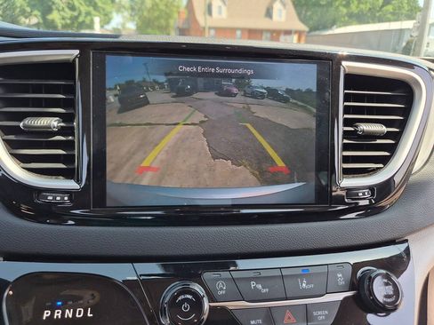 Used 2023 Chrysler Pacifica Touring-L FWD image 14
