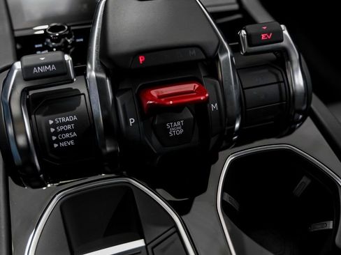 Used 2025 Lamborghini Urus SE image 18