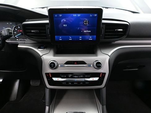 Used 2023 Ford Explorer XLT image 31