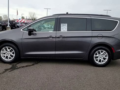 Used 2022 Chrysler Pacifica Touring-L image 5