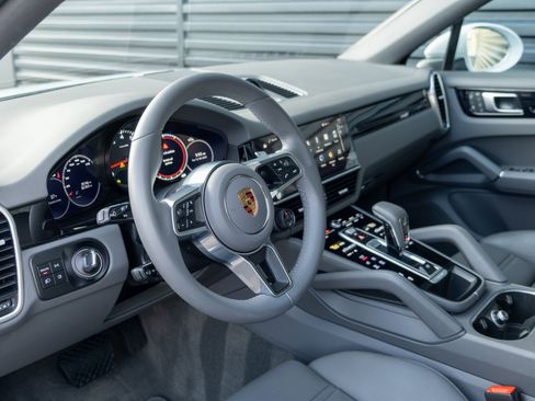 Certified 2023 Porsche Cayenne Coupe image 4