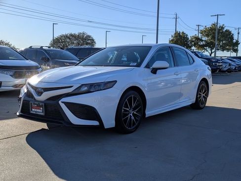 Used 2024 Toyota Camry SE image 10