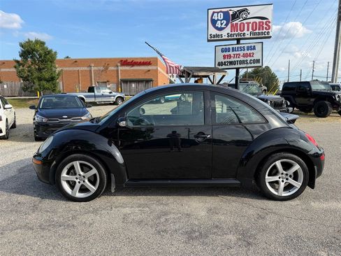Used 2009 Volkswagen Beetle Coupe FWD image 2