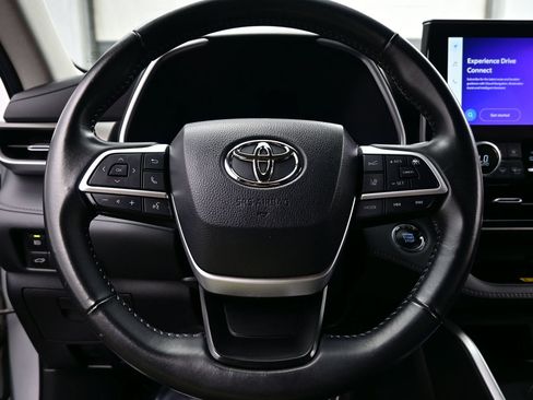 Used 2023 Toyota Highlander XLE FWD image 25