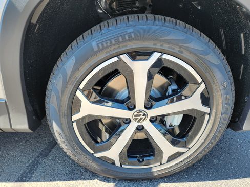 New 2025 Volkswagen Tiguan SE image 29