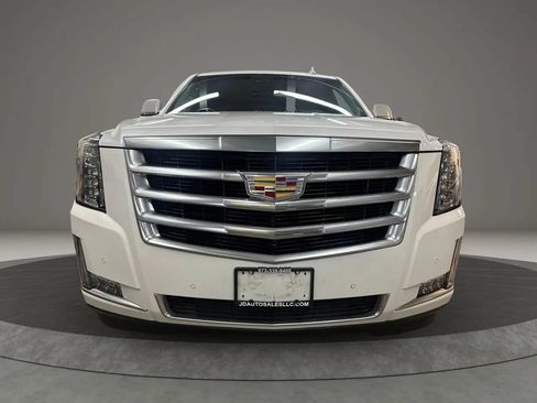 Used 2016 Cadillac Escalade Luxury AWD/4WD image 3