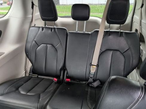 Used 2022 Chrysler Pacifica Touring-L FWD image 17