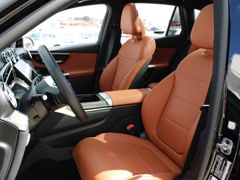 Used 2025 Mercedes-Benz GLC 300 4MATIC image 7