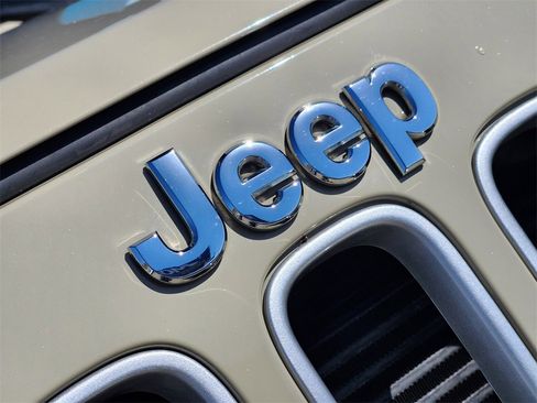 Used 2017 Jeep Wrangler Unlimited Sahara w/ Connectivity Group image 12