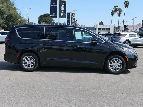 Used 2025 Chrysler Voyager LX FWD image 2