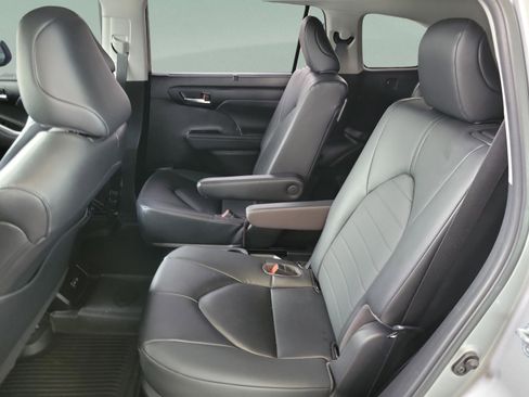 Certified 2023 Toyota Highlander XLE image 23