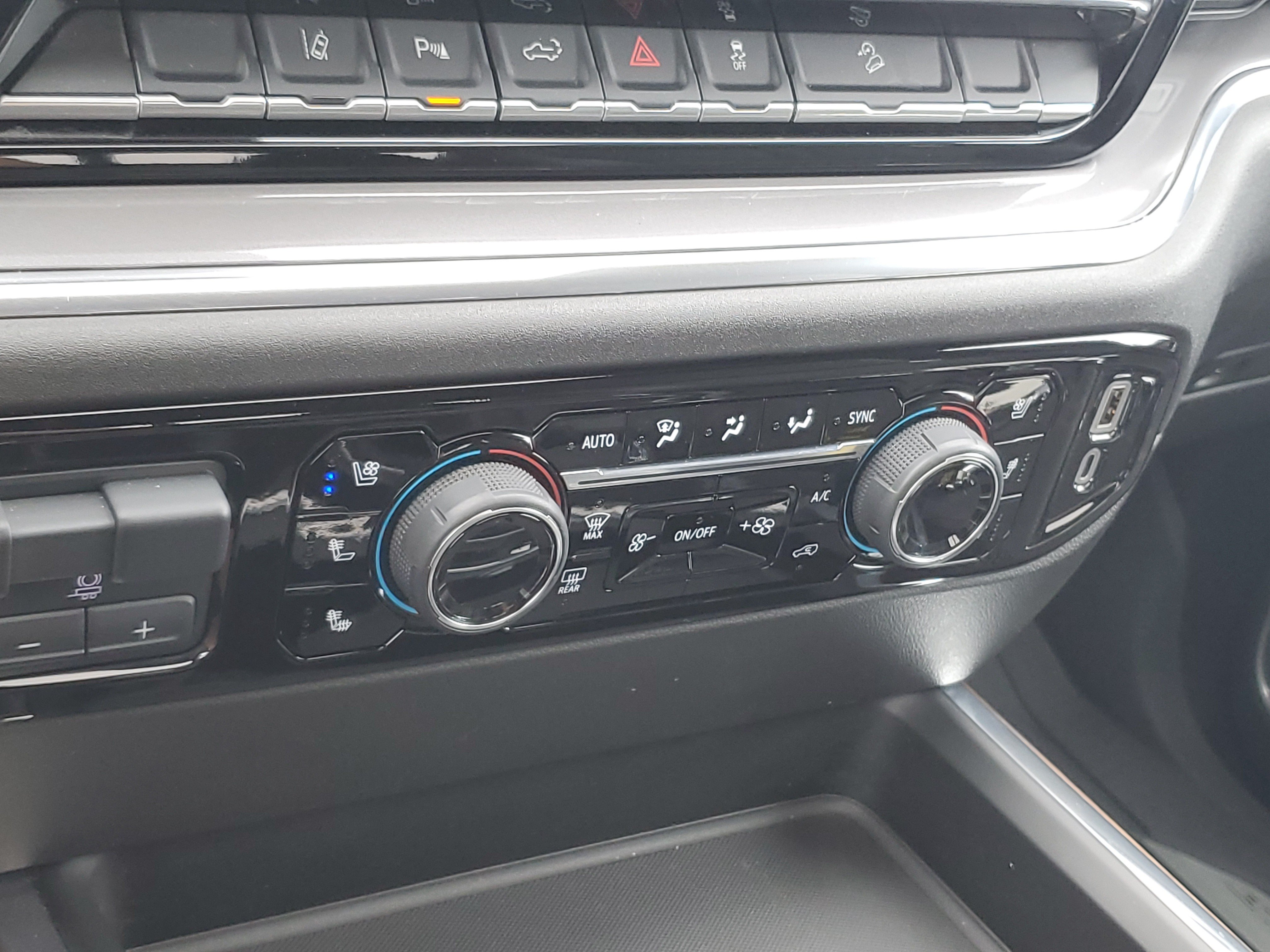 Used 2024 Chevrolet Silverado 2500 High Country w/ Technology Package AWD/4WD image 30