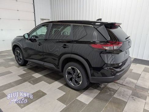 Used 2025 Nissan Rogue SV image 2