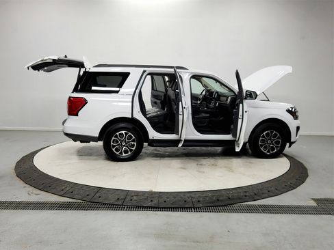 Used 2024 Ford Expedition XLT image 16