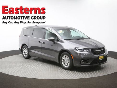Used 2023 Chrysler Pacifica Touring-L image 53