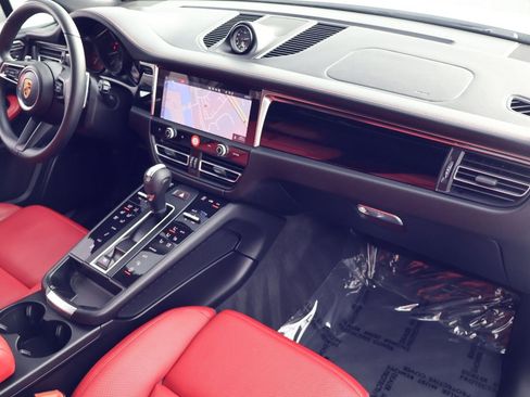 Certified 2025 Porsche Macan image 25