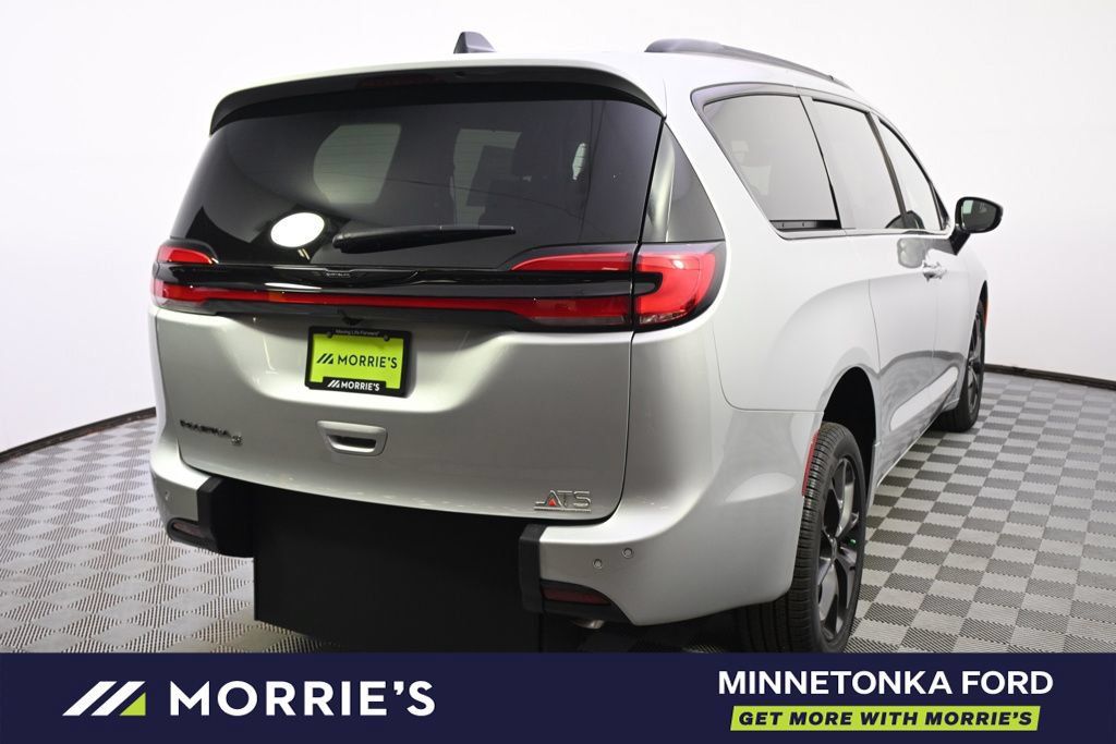 Used 2026 Chrysler Pacifica Select w/ S Appearance Package FWD image 7