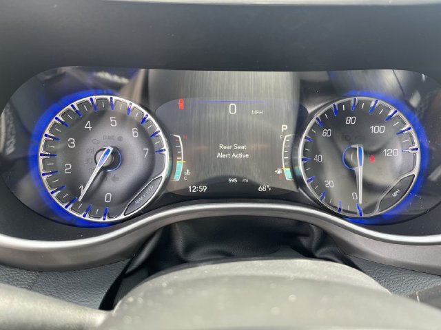 Used 2025 Chrysler Pacifica Select AWD/4WD image 15