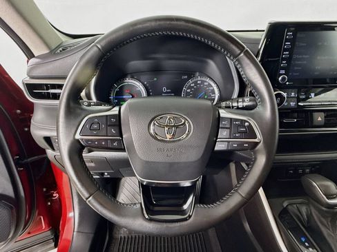 Used 2021 Toyota Highlander XLE AWD/4WD image 13
