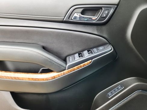 Used 2020 Chevrolet Suburban Premier AWD/4WD image 32