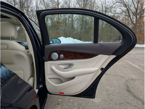 Used 2018 Mercedes-Benz E 300 4MATIC w/ Premium 2 Package image 12