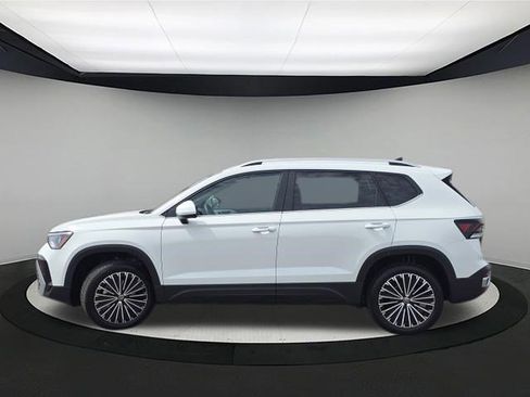 New 2026 Volkswagen Taos SE FWD image 4