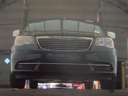 Used 2013 Chrysler Town & Country Touring image 3