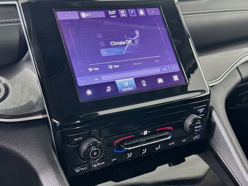 Used 2023 Jeep Grand Cherokee Laredo AWD/4WD image 23