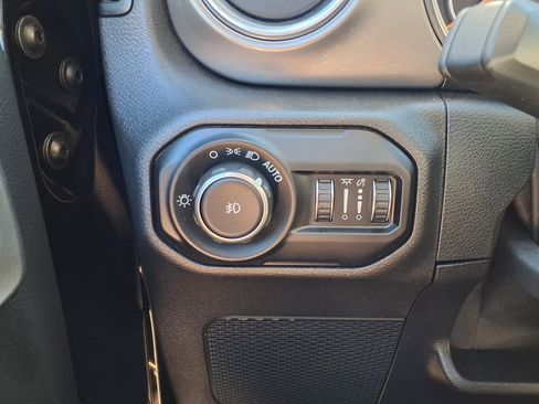 Used 2021 Jeep Wrangler Unlimited Sahara image 9