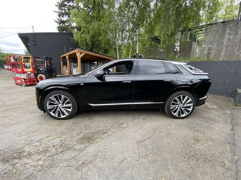 Used 2024 Cadillac Lyriq Luxury w/ LPO, Floor Liner Package AWD/4WD image 3