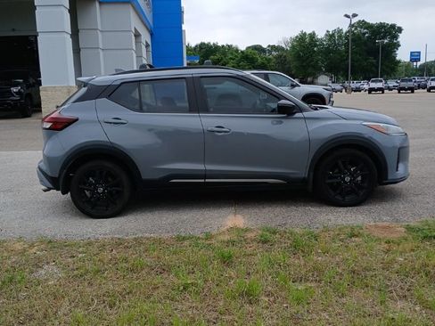 Used 2021 Nissan Kicks SR w/ SR Premium Package FWD image 3