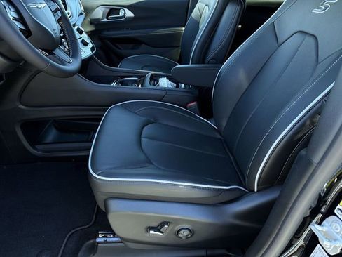 New 2026 Chrysler Pacifica Limited FWD image 20