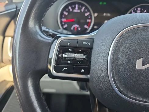 Used 2023 Kia Carnival LX w/ Paint Protection Package FWD image 16